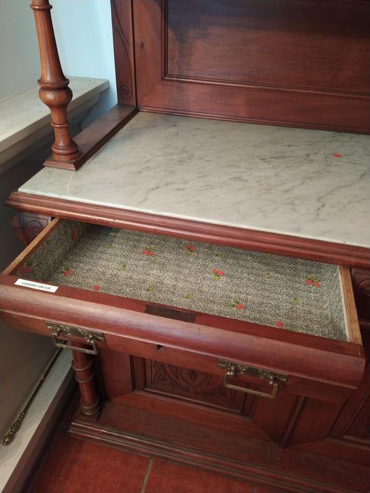 Loureiro / cristaleira antiga