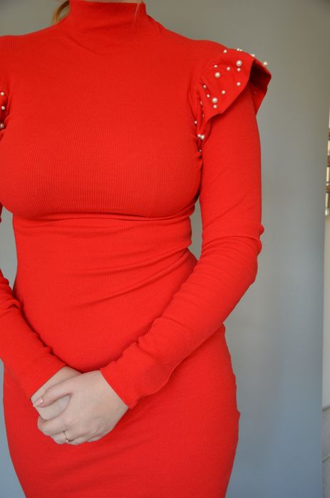 Czerwona sukienka dopasowana bufki koraliki golf S M