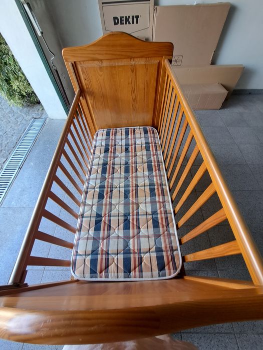 Cama berço em madeira.