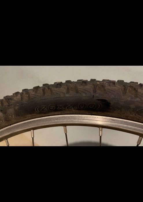 Bicicleta de montanha preta e cinza