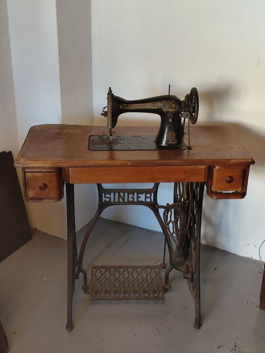 Máquina de costura Singer 15K de 1919 com móvel e pedal