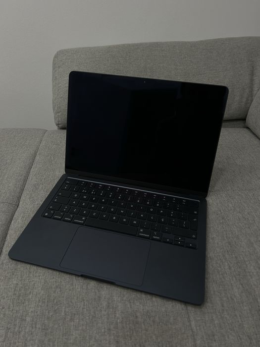MacBook M2 em estado impecável