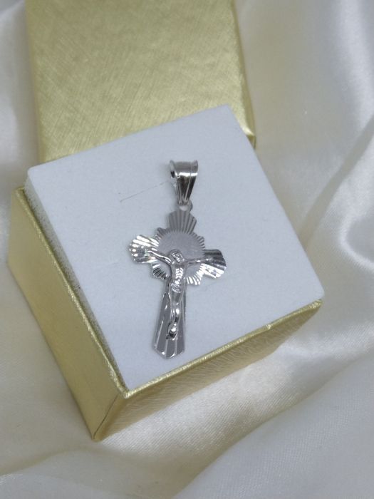 Srebrny wisiorek krzyżyk z Panem Jezusem, srebro 925