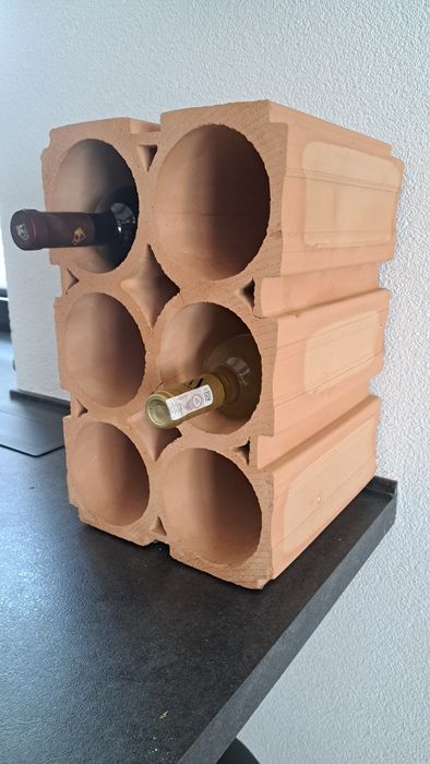 Ceramiczny stojak na wino