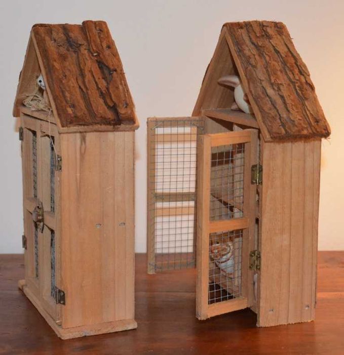 Gaiolas em madeira, com coelhos e galinhas