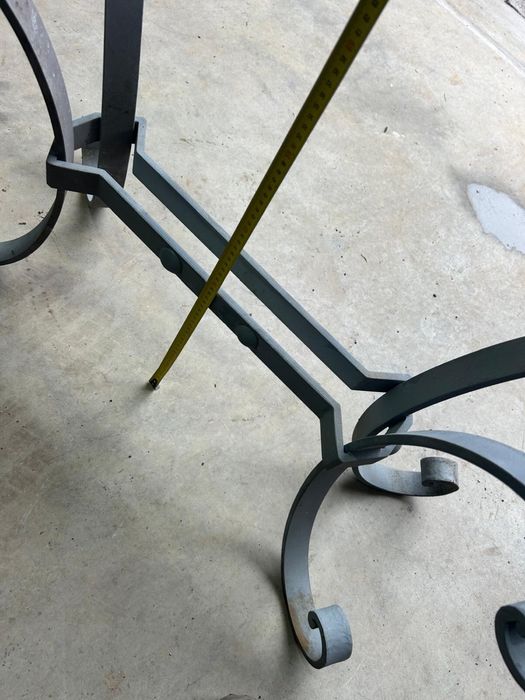 Pé de mesa de centro em ferro artesanal, metalizado.