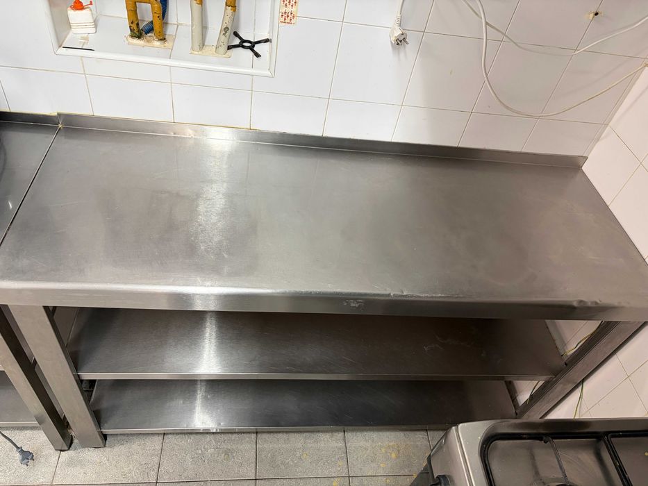 Balcão de apoio com 2 prateleiras em aço inox