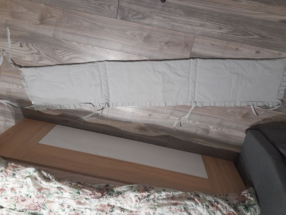 Ochraniacz do łóżeczka.