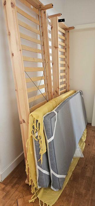 Cama Ikea solteiro dupla ou casal em pinho com colchão.