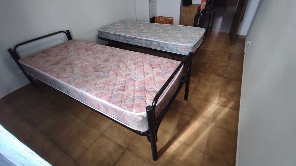 cama ferro 1+1 c/colchões e candeeiro.