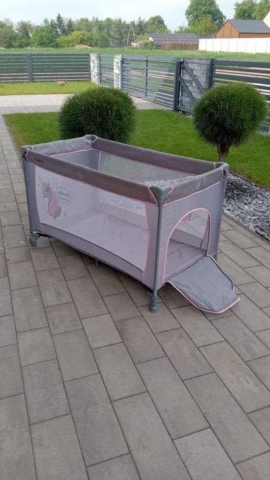 Łóżeczko turystyczne.
