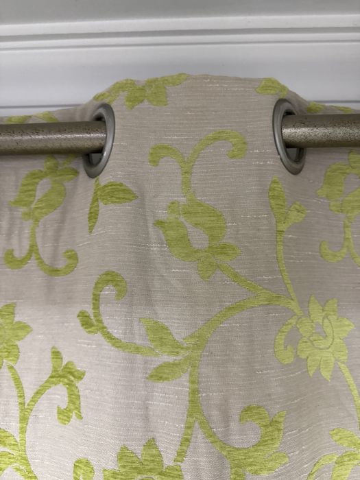 2 Cortinas bejes bordadas com flores verdes