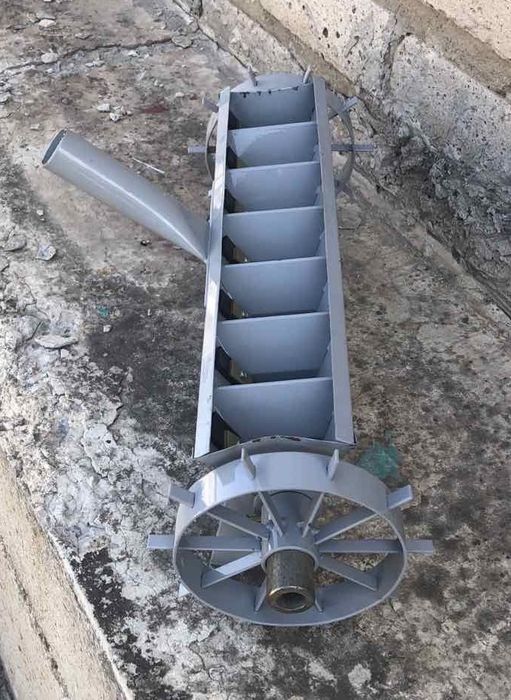 Сеялка новая серого цвета