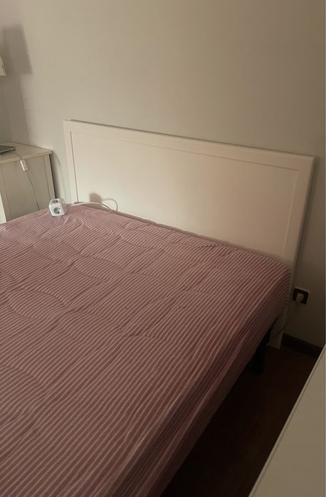 Cama casal branca com colchão