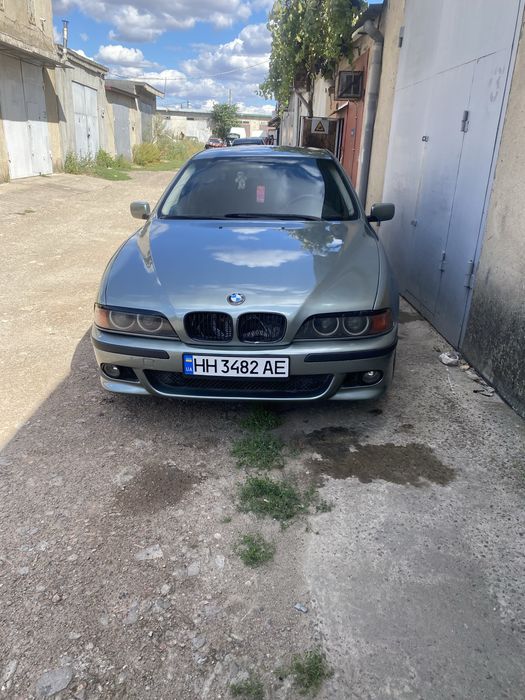 BMW e39 535i.