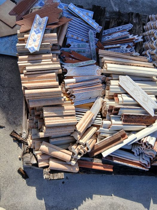 Lote  material. Rodapés, barras, tijoleira, azulejos, mosaicos,,etc