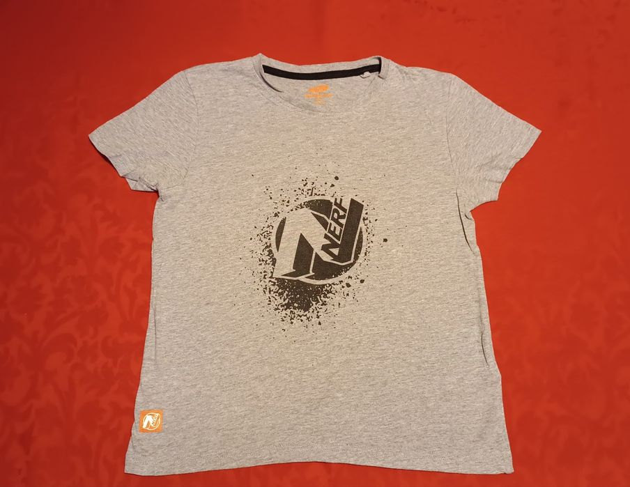 T-shirt cinzenta. Nerft. 10 Anos. Nova sem etiqueta