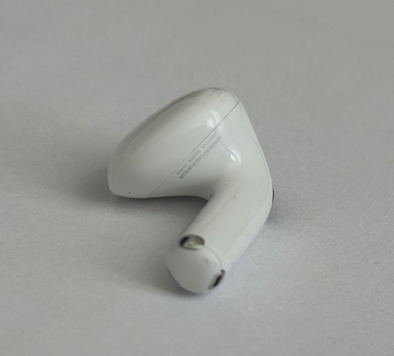 Продам оригінальний правий навушник Apple AirPods 4 ANC