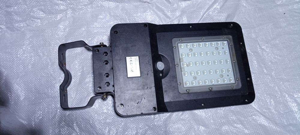 Прожектори з сонячною панеллю.