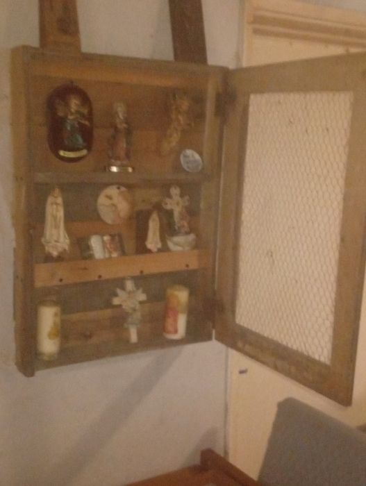 Éstante utilizada como santuário
