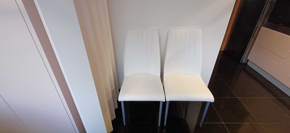 Vende-se 4 cadeiras brancas novas