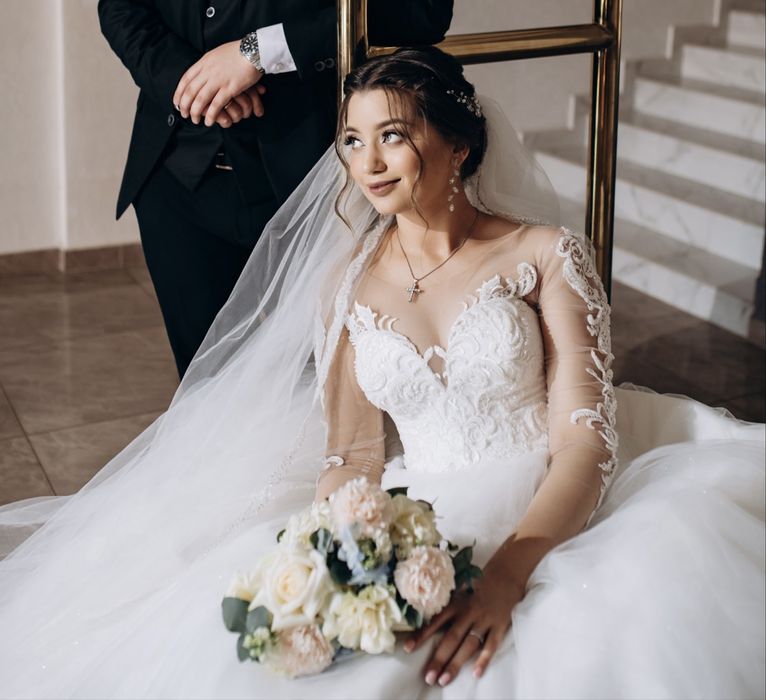 Весільна сукня в хорошому стані, пишна з підʼюпником