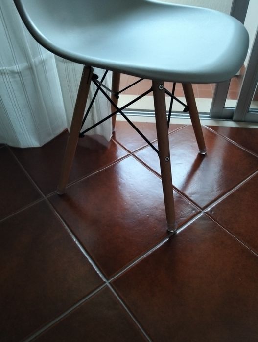 Conjunto de três cadeiras cinzentas