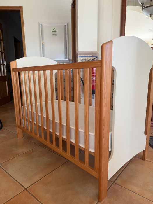 vendo berço de bebé de madeira maciça, com colchão, pouco uso e em excelente condições. Marca "ZY Baby", Retirar em Parchal - Lagoa!