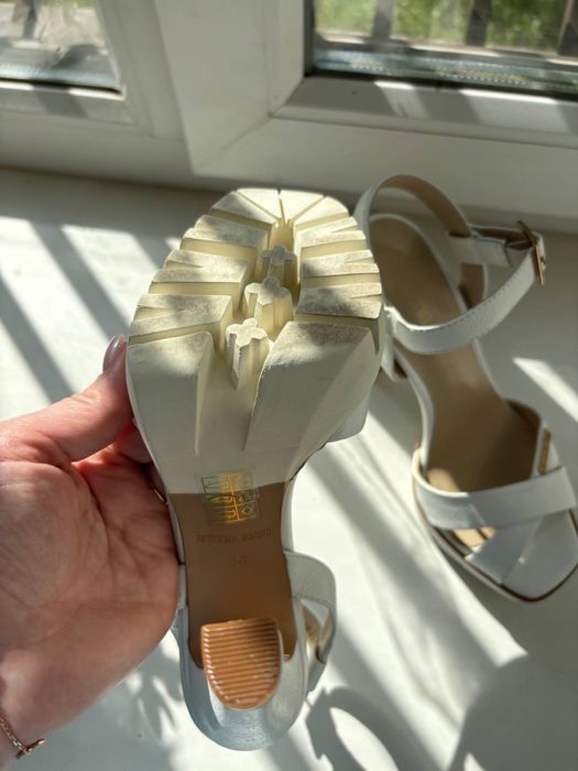 Білі туфлі-босоніжки від бренду antonio biaggi.