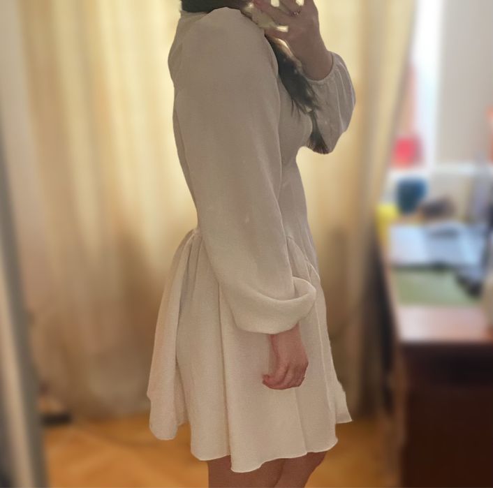 Гарна біла сукня
