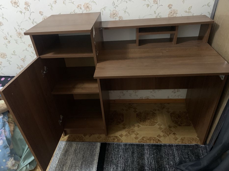 письмовий стіл коричневого кольору