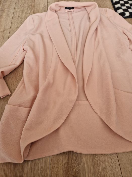Pudrowa narzutka żakiet New Look 40