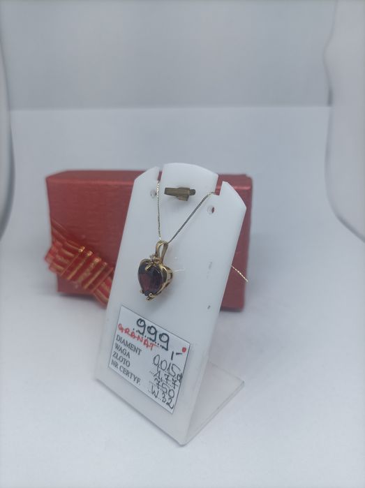 Złoty wisiorek z granatem i diamentami, złoto 750