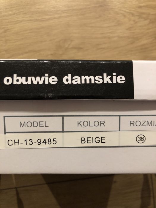 Buty damskie na obcasie .