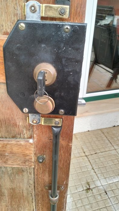 Fechadura de ferro para porta de entrada em madeira