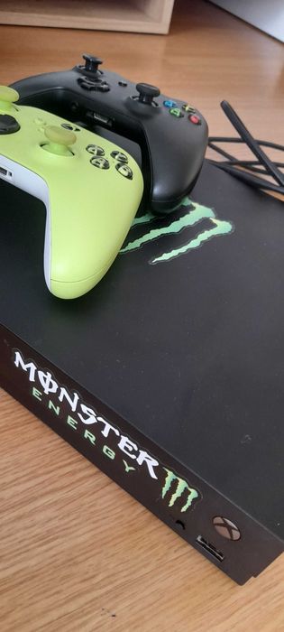 Xbox one X com 2 comandos