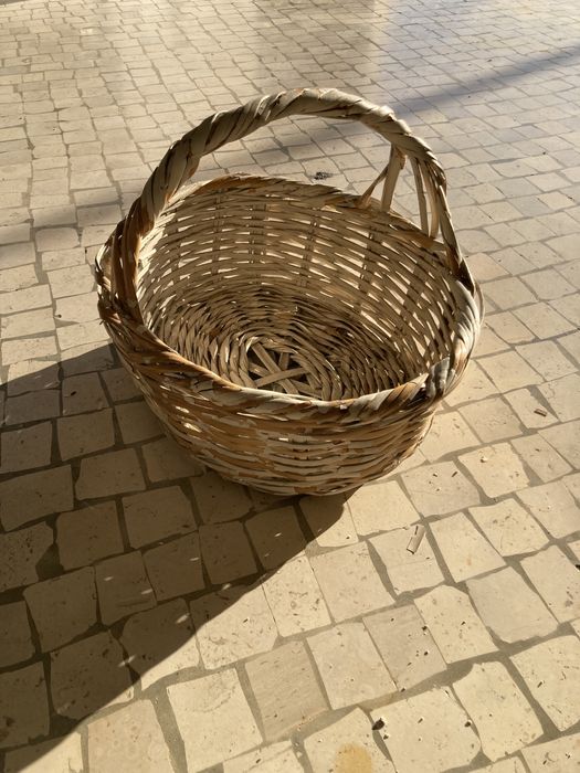 Cesta antiga em vime, com pegas