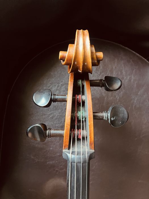 Violoncelo construido à mão.