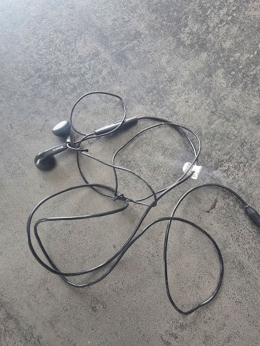 Słuchawki douszne sony na kabelku z mikrofonem, na Jacka, czarne do telefonu
