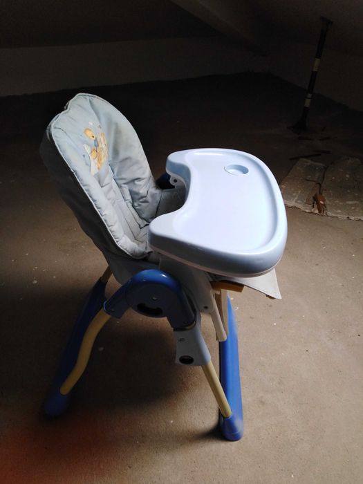 Cadeira de refeição para bebé.