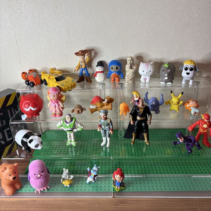 Фігурки різних персонажей героїв