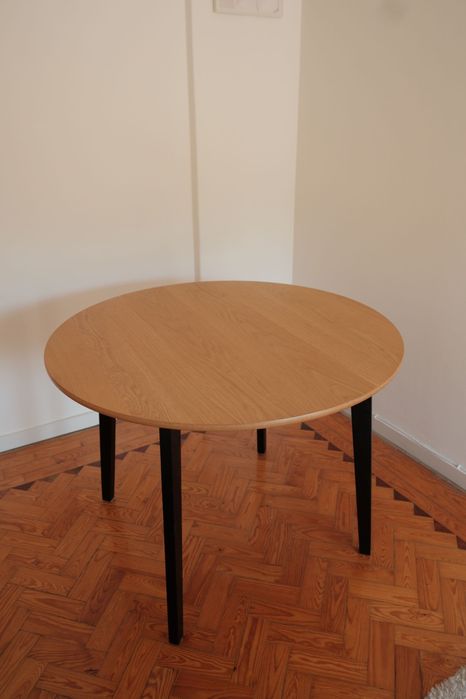 Mesa redonda JYSK com 4 cadeiras – conjunto completo