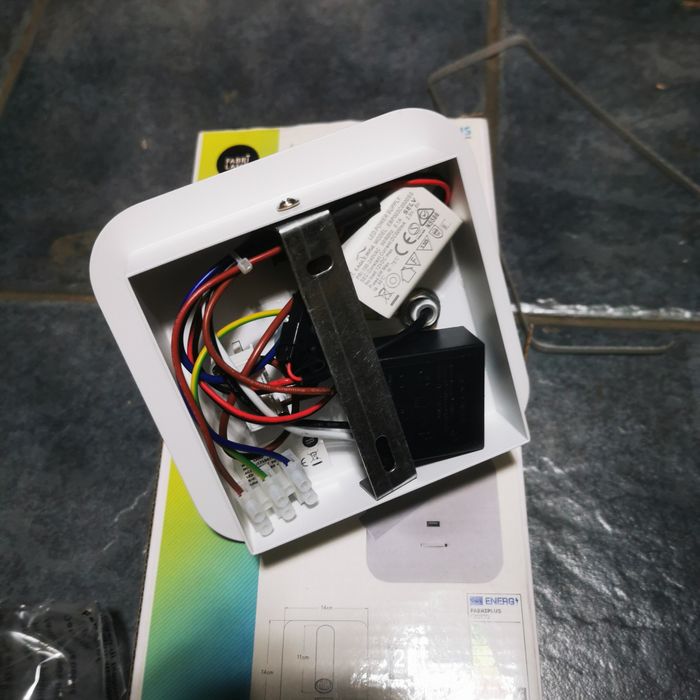 Lampa ścienna, Kinkiet LED z portem USB