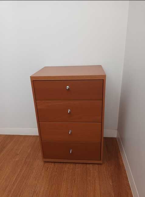 Conjunto muito útil de móveis em cerejeira