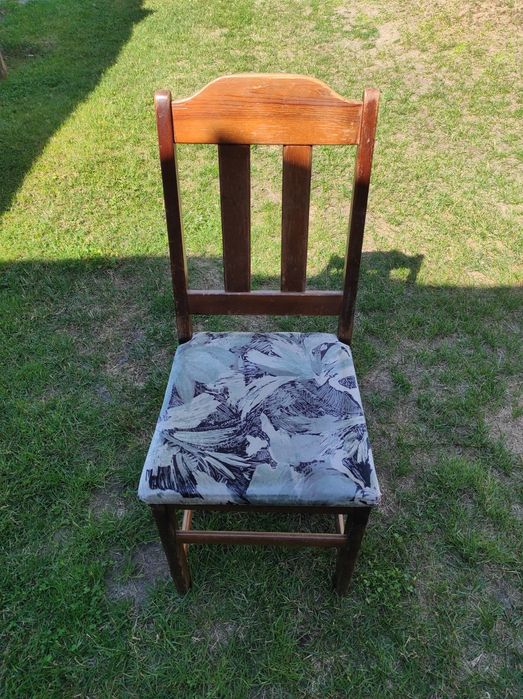 Krzesła antyki z niebieskim obiciem