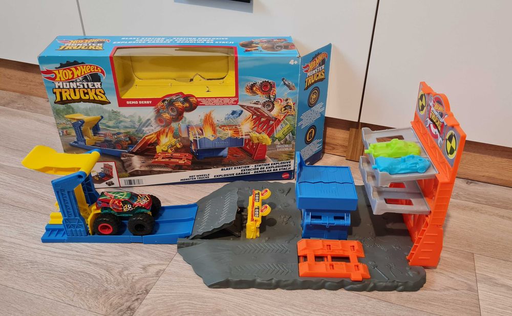 Zestaw Hot Wheels Monster Trucks Demolka na stacji