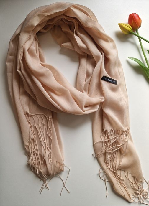 Beżowy szalik Cashmere, elegancki, klasyczny, casualowy na codzień