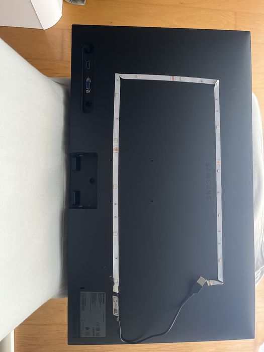 Monitor Samsung 27” IPS Full HD 75Hz + LEDs ambiente
