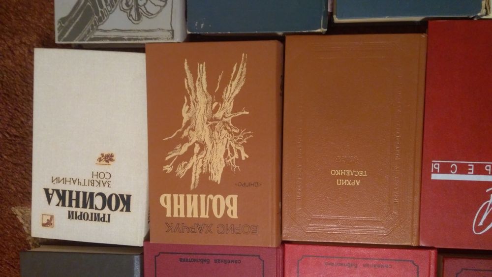 Книги много .цена за все