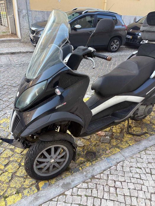 Scooter MP3 Piaggio 250cc 2007 – Para peças ou Reparação